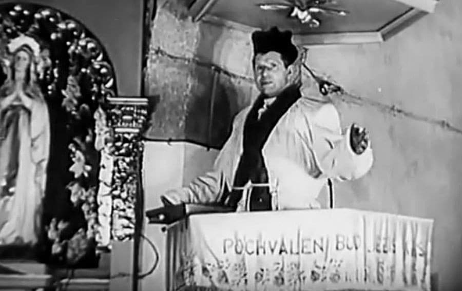 Vychýlený oltářní kříž — fotografie z Vánoc 1949