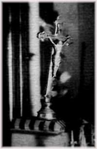 Vychýlený oltářní kříž — fotografie z Vánoc 1949